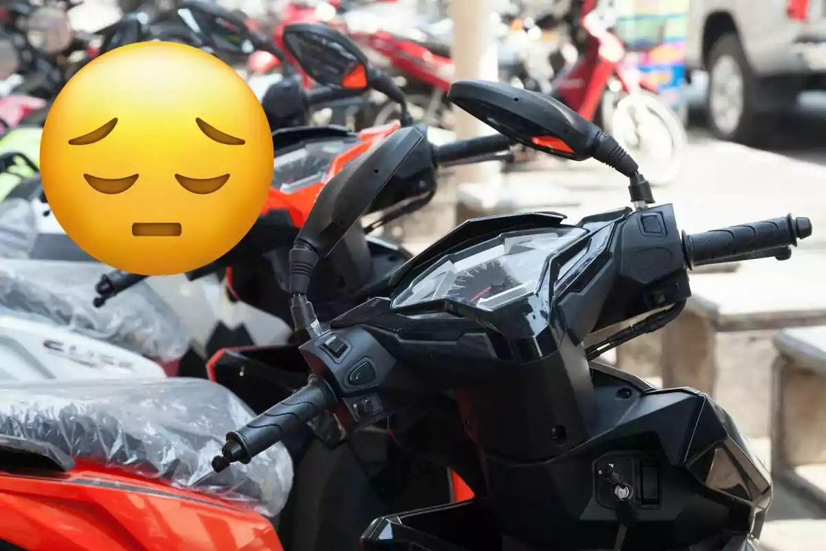 Motocicletas estacionadas con un emoji de cara triste superpuesto en la imagen