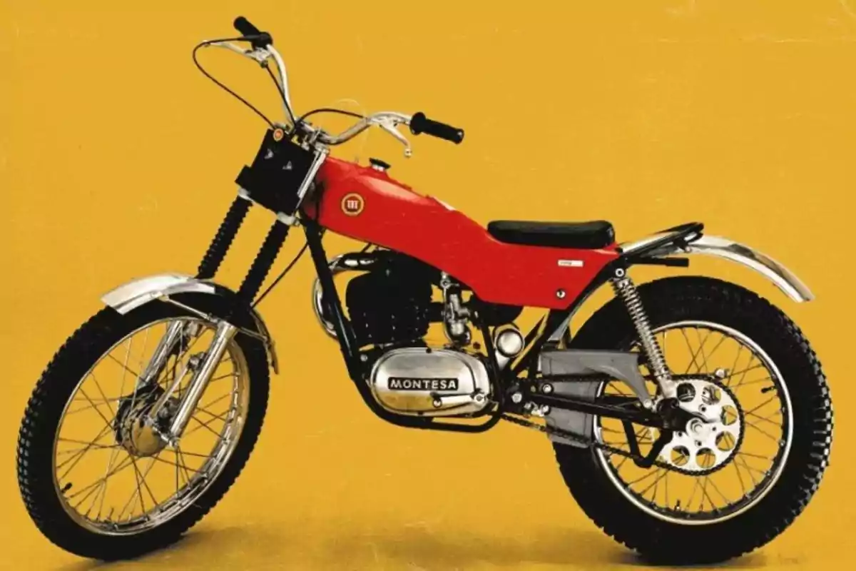 Motocicleta clásica Montesa de color rojo sobre un fondo amarillo Motocicleta clásica Montesa de color rojo sobre un fondo amarillo
