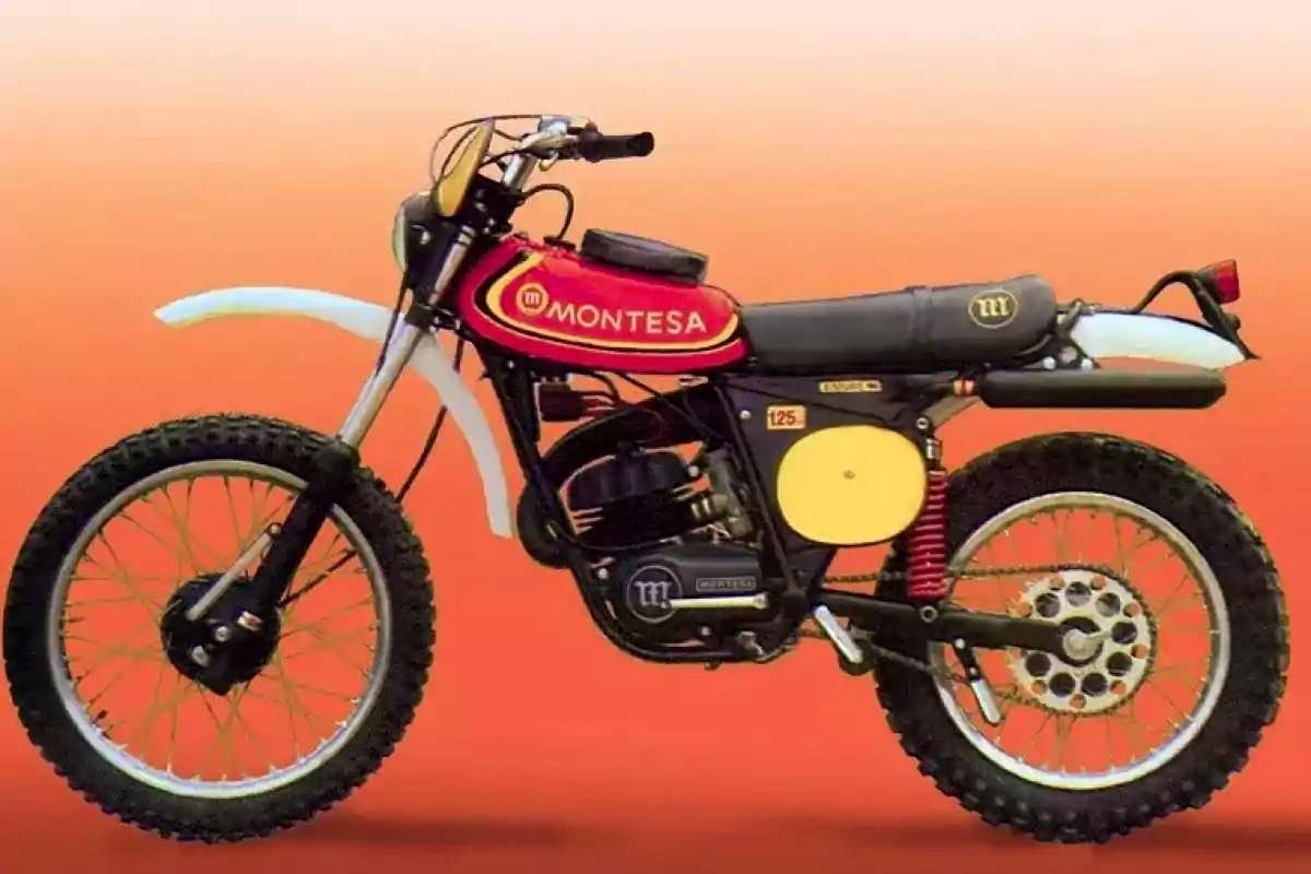 Motocicleta Montesa clásica de motocross en color rojo y negro con detalles amarillos sobre un fondo degradado naranja Motocicleta Montesa clásica de motocross en color rojo y negro con detalles amarillos sobre un fondo degradado naranja