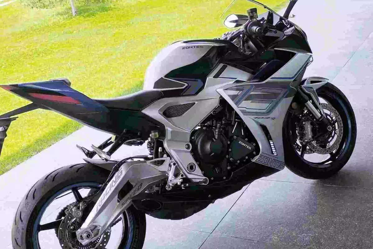 Motocicleta deportiva Zontes 310R estacionada sobre un piso de concreto junto a un área verde Motocicleta deportiva Zontes 310R estacionada sobre un piso de concreto junto a un área verde