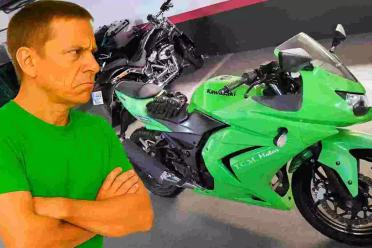Hombre con expresión seria y los brazos cruzados frente a una motocicleta deportiva verde en un estacionamiento