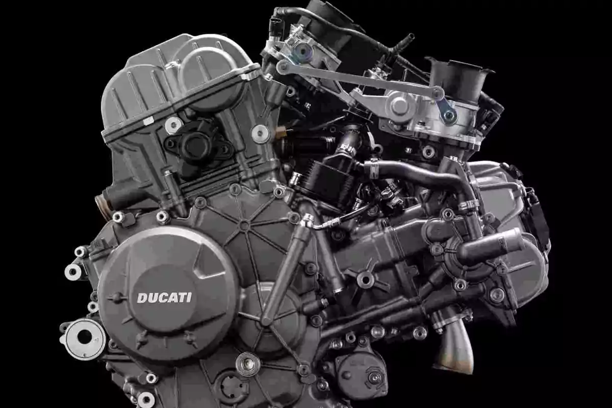 Motor de motocicleta Ducati de alto rendimiento sobre fondo negro Motor de motocicleta Ducati de alto rendimiento sobre fondo negro