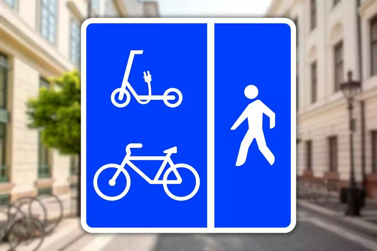 Señal azul que indica carril compartido para patinetes, bicicletas y peatones en una calle urbana Señal azul que indica carril compartido para patinetes, bicicletas y peatones en una calle urbana