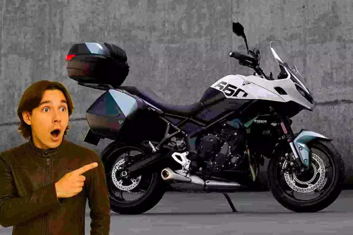 Hombre sorprendido señalando una motocicleta deportiva estacionada frente a una pared de concreto
