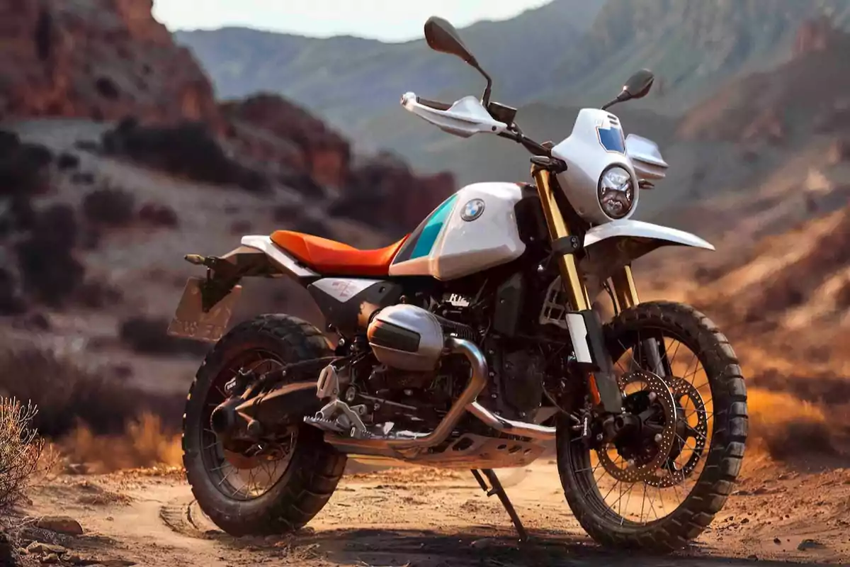 Motocicleta BMW de estilo aventurero estacionada en un paisaje montañoso y árido Motocicleta BMW de estilo aventurero estacionada en un paisaje montañoso y árido