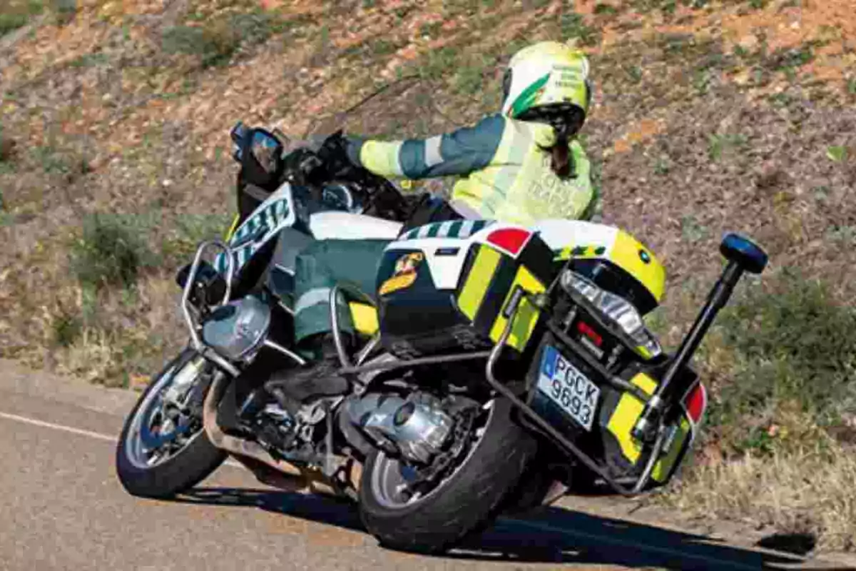 Agente de tráfico en motocicleta patrullando una carretera rural Agente de tráfico en motocicleta patrullando una carretera rural