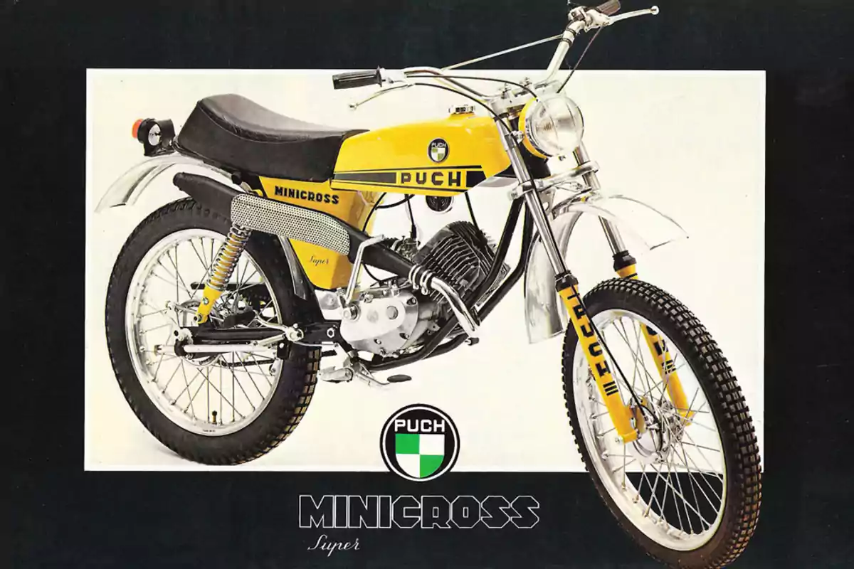 Motocicleta Puch Minicross Super de color amarillo y negro con detalles cromados exhibida sobre un fondo blanco y negro Motocicleta Puch Minicross Super de color amarillo y negro con detalles cromados exhibida sobre un fondo blanco y negro