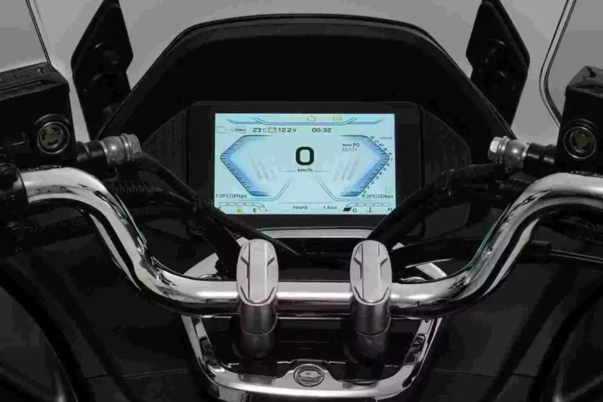 Tablero digital de motocicleta eléctrica visto desde el manillar mostrando información de velocidad y estado de la batería Tablero digital de motocicleta eléctrica visto desde el manillar mostrando información de velocidad y estado de la batería