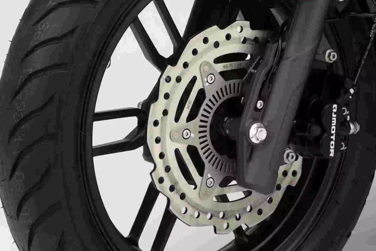 Rueda delantera de motocicleta con freno de disco y pinza de freno QJMotor Rueda delantera de motocicleta con freno de disco y pinza de freno QJMotor