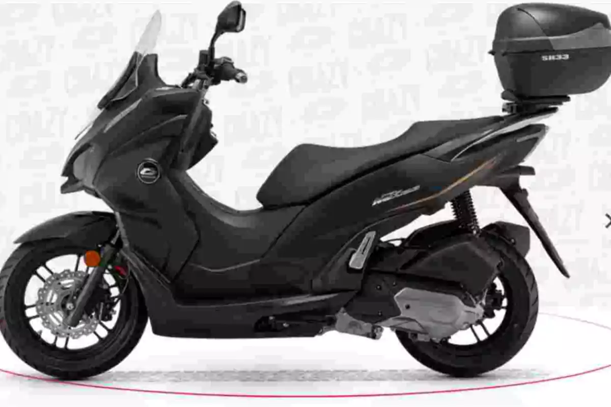 Motocicleta tipo scooter de color negro con parabrisas y caja trasera para almacenamiento Motocicleta tipo scooter de color negro con parabrisas y caja trasera para almacenamiento
