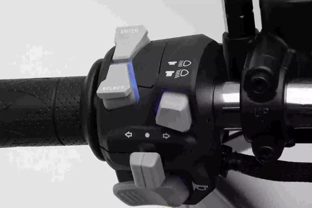 Manillar de motocicleta con varios botones de control y símbolos para luces y direccionales Manillar de motocicleta con varios botones de control y símbolos para luces y direccionales