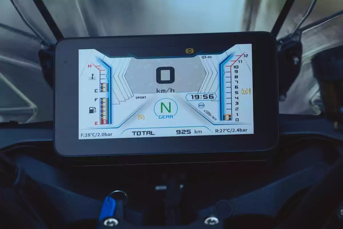 Pantalla digital de motocicleta mostrando velocidad, nivel de combustible, temperatura, revoluciones por minuto, marcha en neutro, hora y kilometraje total Pantalla digital de motocicleta mostrando velocidad, nivel de combustible, temperatura, revoluciones por minuto, marcha en neutro, hora y kilometraje total