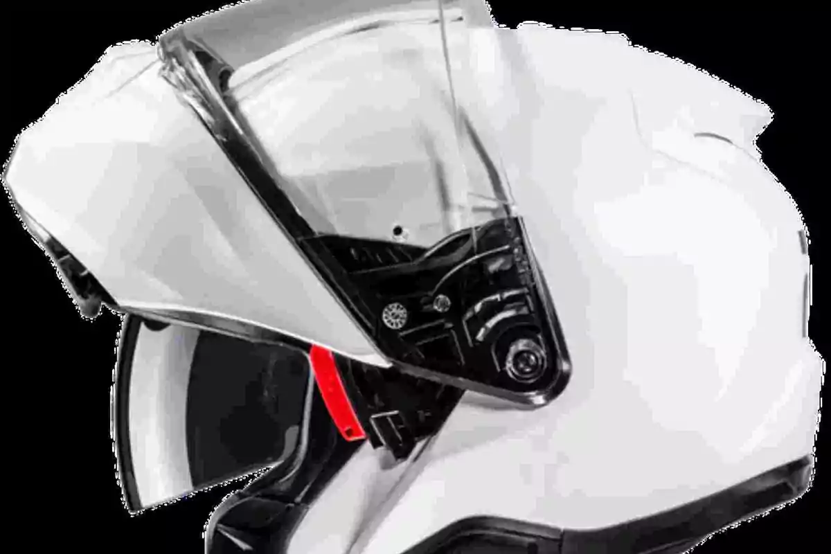 Casco de motocicleta blanco con visor transparente levantado y detalles en negro y rojo Casco de motocicleta blanco con visor transparente levantado y detalles en negro y rojo
