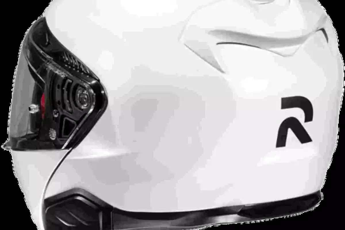 Casco de motociclista blanco con visor negro y logotipo en el costado Casco de motociclista blanco con visor negro y logotipo en el costado