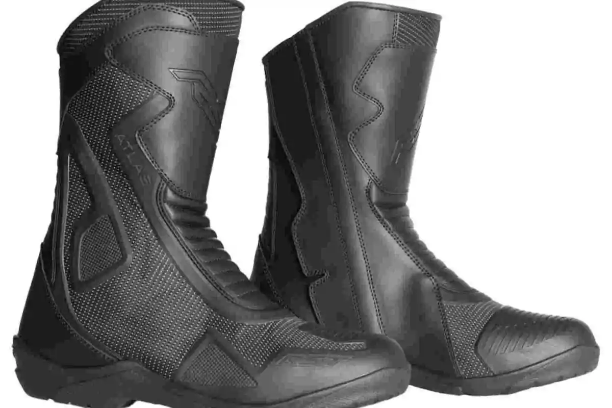 Botas negras de motociclista con diseño robusto y detalles en relieve Botas negras de motociclista con diseño robusto y detalles en relieve