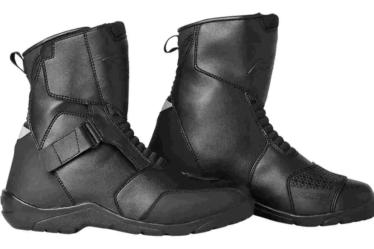 Par de botas negras de motociclista con diseño robusto y detalles de costuras visibles Par de botas negras de motociclista con diseño robusto y detalles de costuras visibles