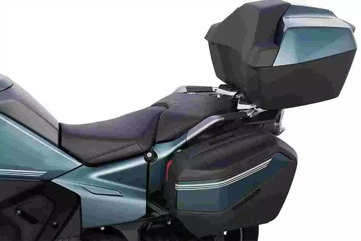 Motocicleta blava amb seient doble i maleter del darrere gran Motocicleta blava amb seient doble i maleter del darrere gran