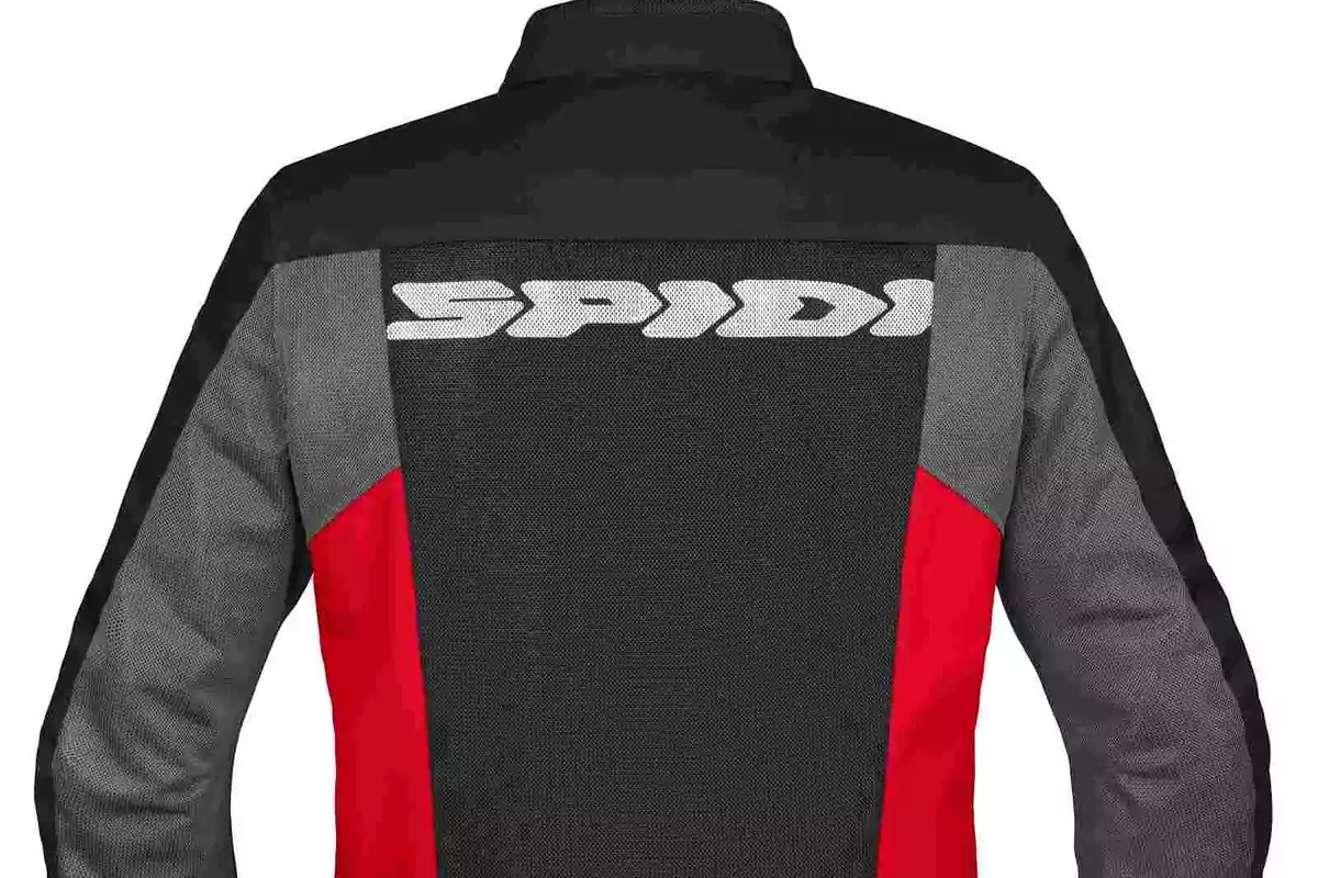 Vista trasera de una chaqueta de motociclista en colores negro, gris y rojo con el logo SPIDI en la parte superior de la espalda Vista trasera de una chaqueta de motociclista en colores negro, gris y rojo con el logo SPIDI en la parte superior de la espalda