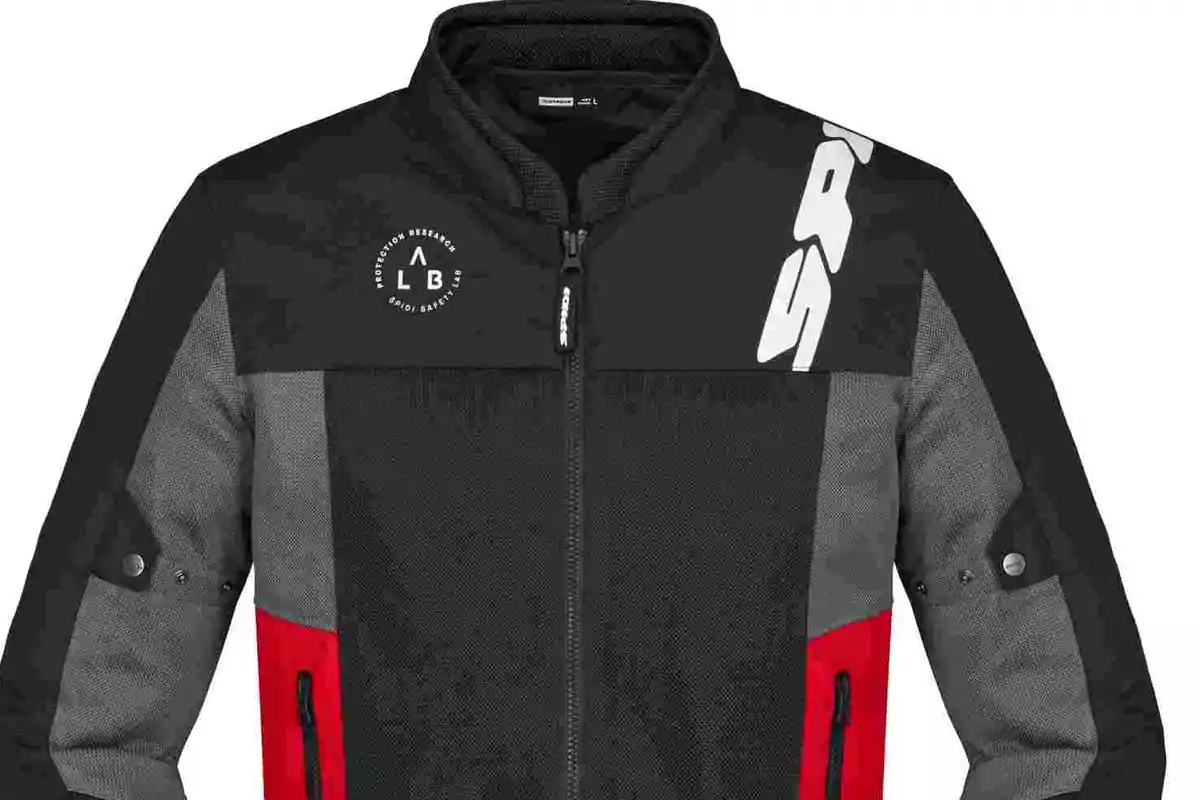 Chaqueta de motociclista en colores negro, gris y rojo con cierre frontal y detalles en blanco Chaqueta de motociclista en colores negro, gris y rojo con cierre frontal y detalles en blanco