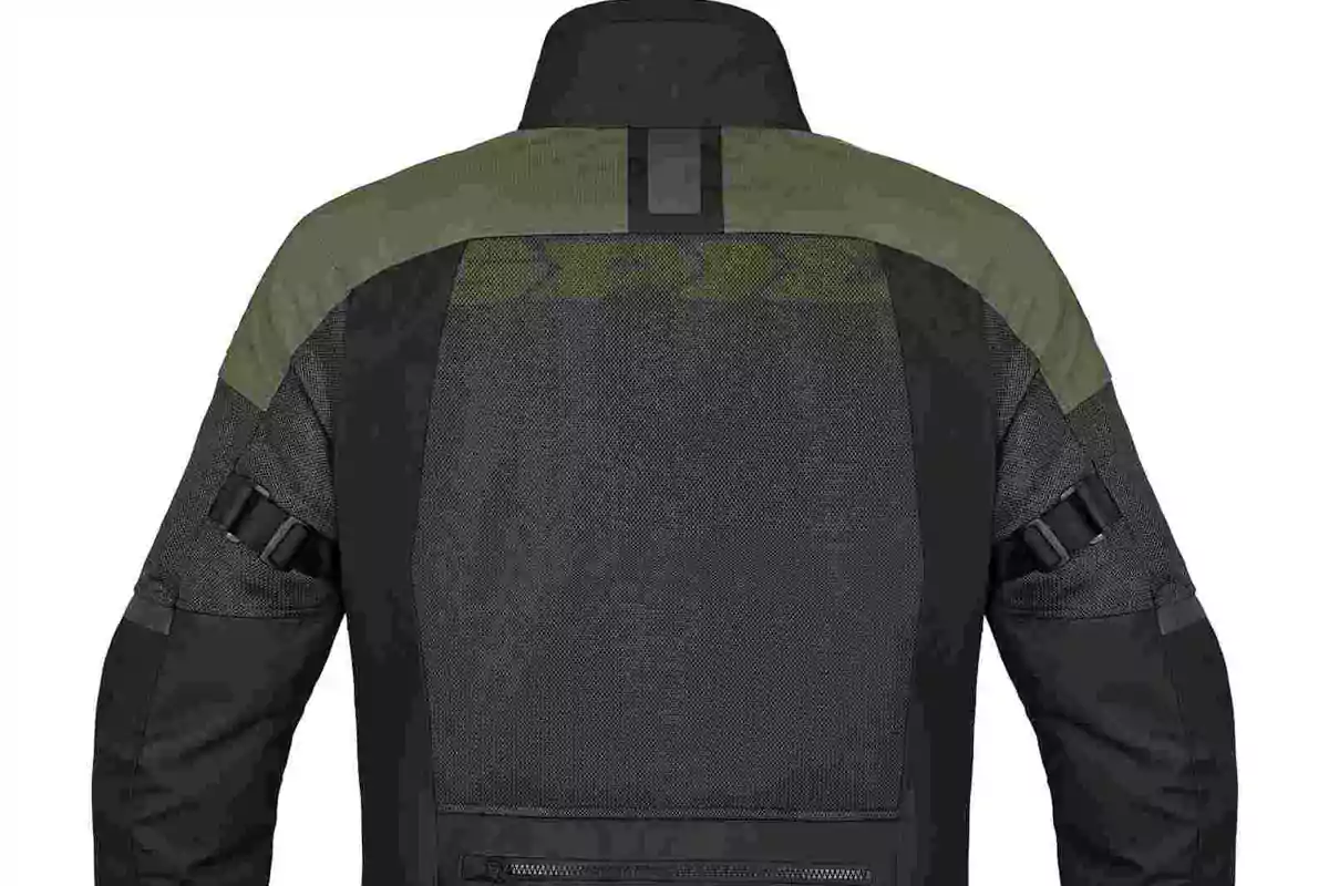 Vista trasera de una chaqueta negra con detalles en verde y correas ajustables en las mangas Vista trasera de una chaqueta negra con detalles en verde y correas ajustables en las mangas