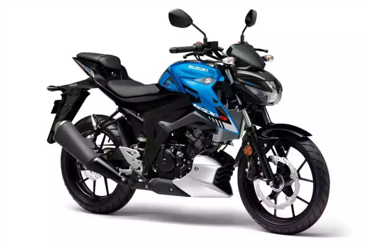 Motocicleta deportiva Suzuki azul y negra vista de lado sobre fondo blanco