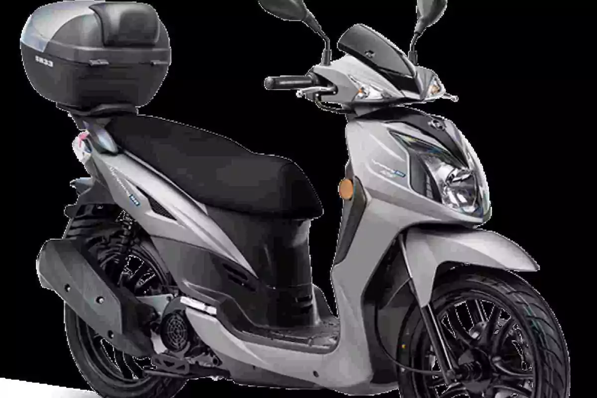 Motocicleta tipo scooter de color gris con baúl trasero y diseño moderno Motocicleta tipo scooter de color gris con baúl trasero y diseño moderno