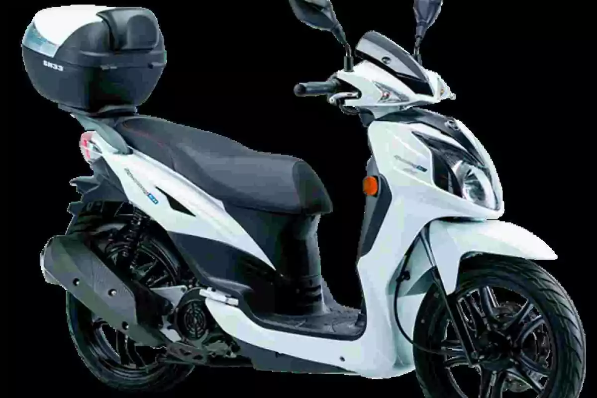 Motocicleta tipo scooter de color blanco con asiento negro y caja trasera para almacenamiento Motocicleta tipo scooter de color blanco con asiento negro y caja trasera para almacenamiento
