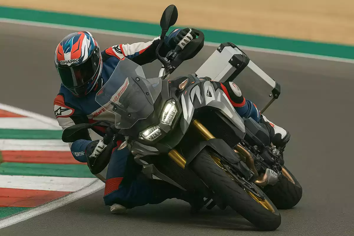 Persona con traje y casco de motociclismo tomando una curva en una pista sobre una motocicleta deportiva Persona con traje y casco de motociclismo tomando una curva en una pista sobre una motocicleta deportiva