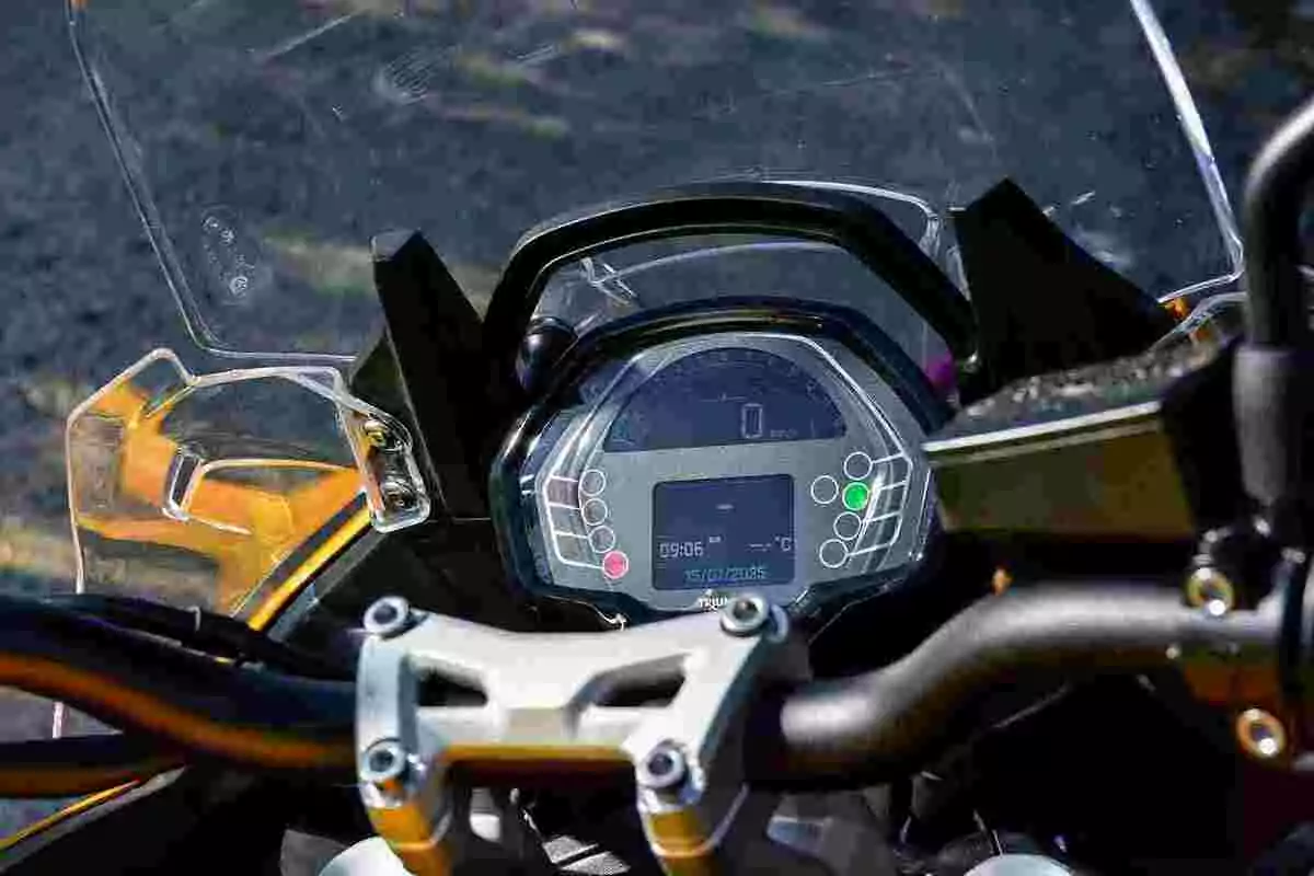 Tablero digital de motocicleta con velocímetro y pantalla mostrando la hora y la fecha Tablero digital de motocicleta con velocímetro y pantalla mostrando la hora y la fecha