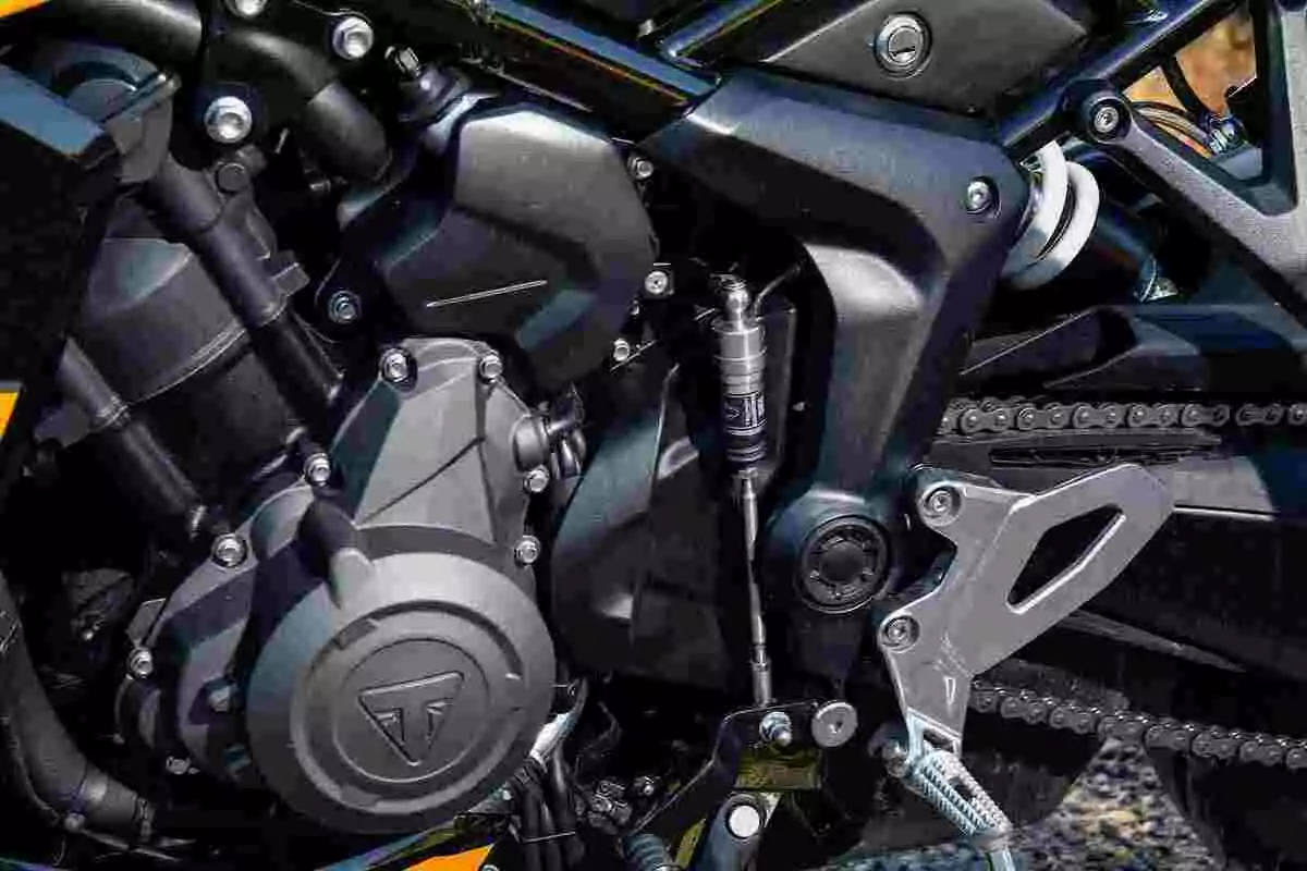 Detalle del motor y la transmisión de una motocicleta deportiva Detalle del motor y la transmisión de una motocicleta deportiva