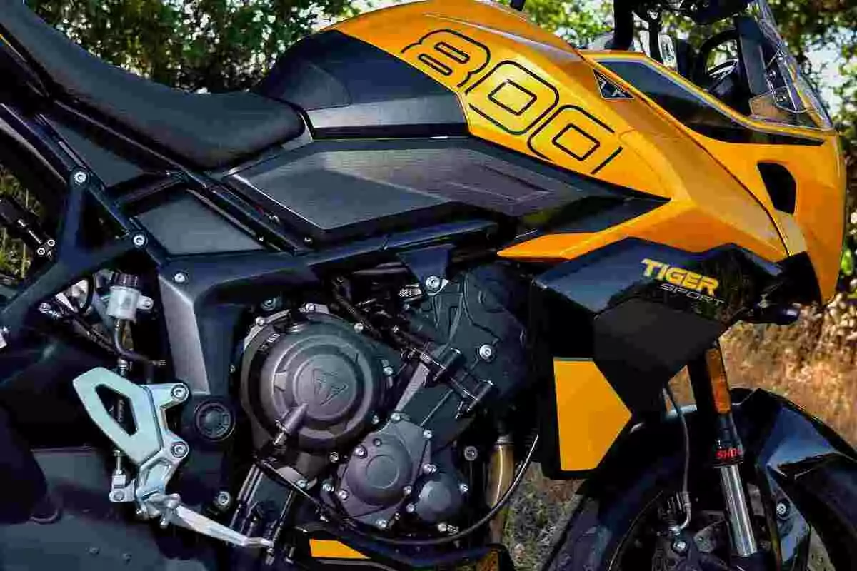 Motocicleta deportiva Triumph Tiger 800 de color amarillo y negro estacionada al aire libre Motocicleta deportiva Triumph Tiger 800 de color amarillo y negro estacionada al aire libre