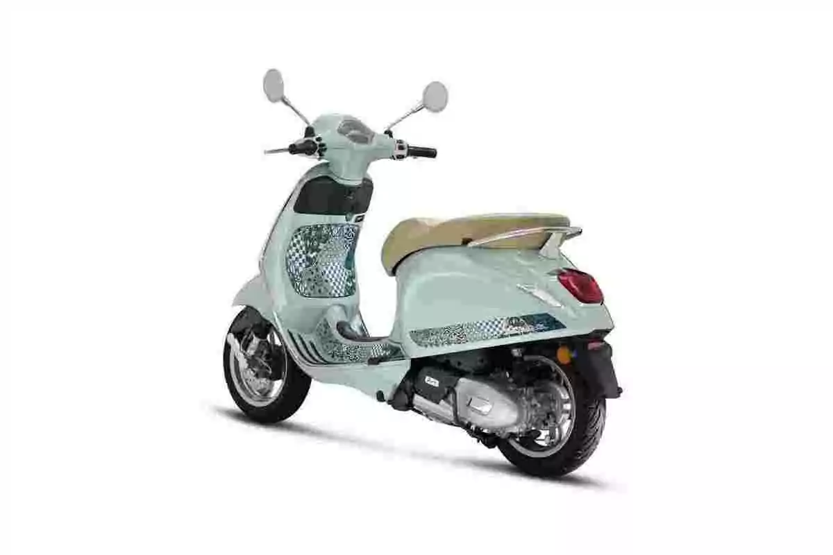 Motocicleta tipo scooter color menta con asiento beige y detalles decorativos en azul vista trasera sobre fondo blanco Motocicleta tipo scooter color menta con asiento beige y detalles decorativos en azul vista trasera sobre fondo blanco