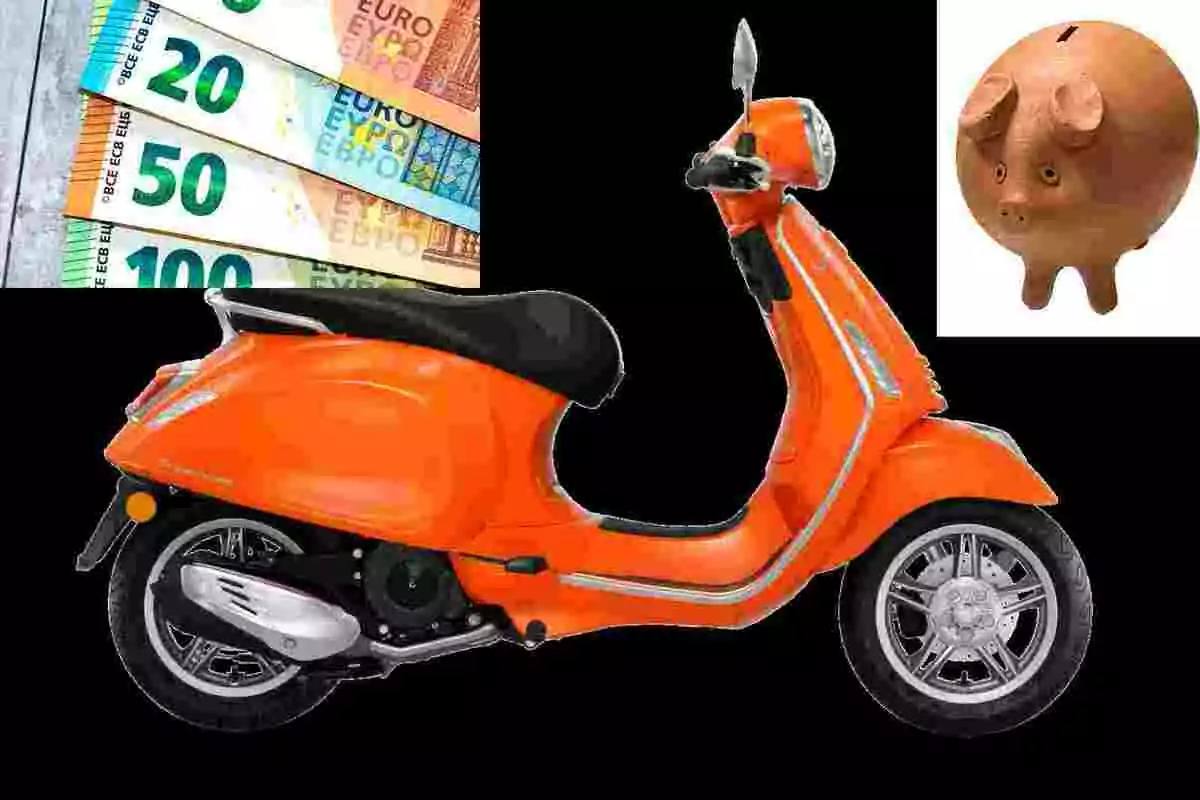 Una motocicleta naranja en primer plano con billetes de euro y una alcancía de cerdito en el fondo.