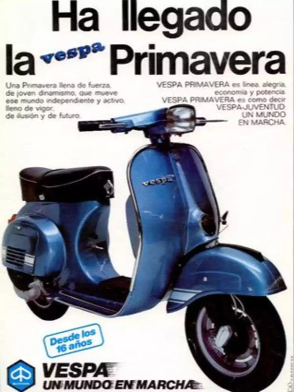 Publicidad vintage de una motocicleta Vespa Primavera azul con texto promocional en español sobre un fondo blanco Publicidad vintage de una motocicleta Vespa Primavera azul con texto promocional en español sobre un fondo blanco