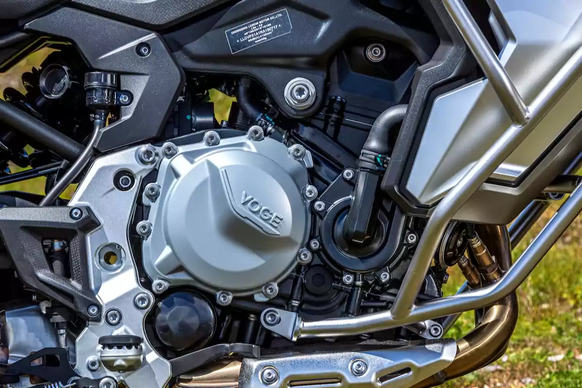 Detalle del motor de una motocicleta Voge con componentes metálicos y estructura visible Detalle del motor de una motocicleta Voge con componentes metálicos y estructura visible