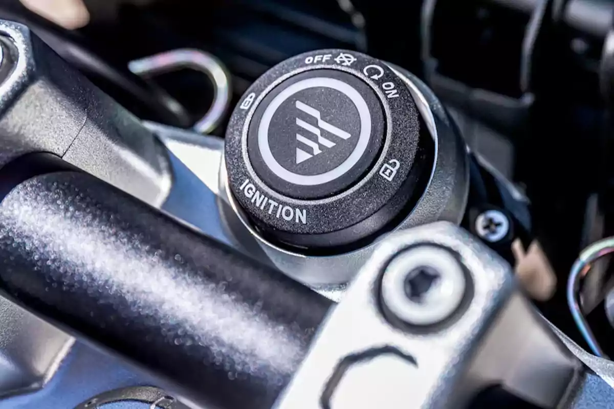 Botón de encendido de motocicleta con las posiciones de apagado y encendido claramente visibles Botón de encendido de motocicleta con las posiciones de apagado y encendido claramente visibles