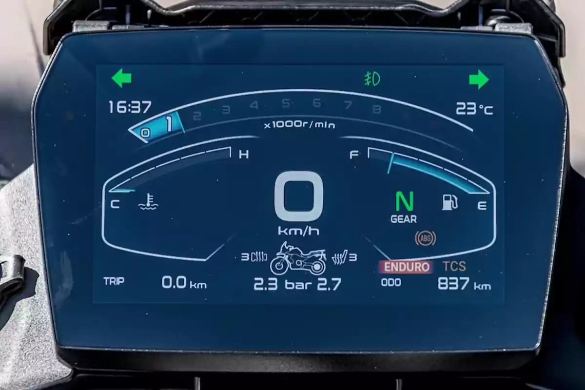 Tablero digital de motocicleta mostrando velocidad, temperatura, nivel de combustible, marcha en neutro, modo Enduro, presión de llantas, kilometraje y hora Tablero digital de motocicleta mostrando velocidad, temperatura, nivel de combustible, marcha en neutro, modo Enduro, presión de llantas, kilometraje y hora