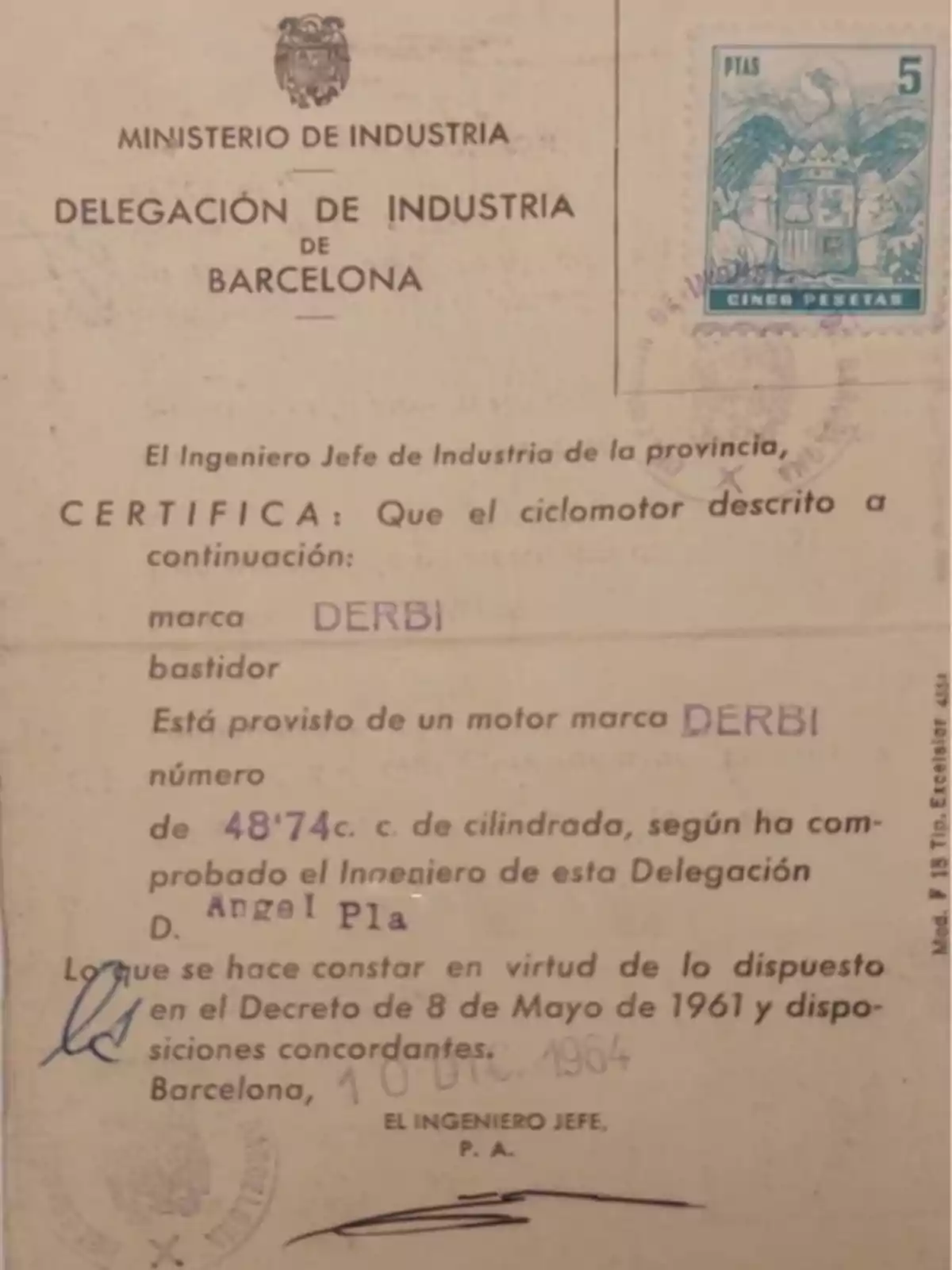 Documento oficial antiguo del Ministerio de Industria de Barcelona con un sello de cinco pesetas y texto que certifica las características de un ciclomotor marca Derbi, fechado en 1964 y firmado por un ingeniero jefe Documento oficial antiguo del Ministerio de Industria de Barcelona con un sello de cinco pesetas y texto que certifica las características de un ciclomotor marca Derbi, fechado en 1964 y firmado por un ingeniero jefe