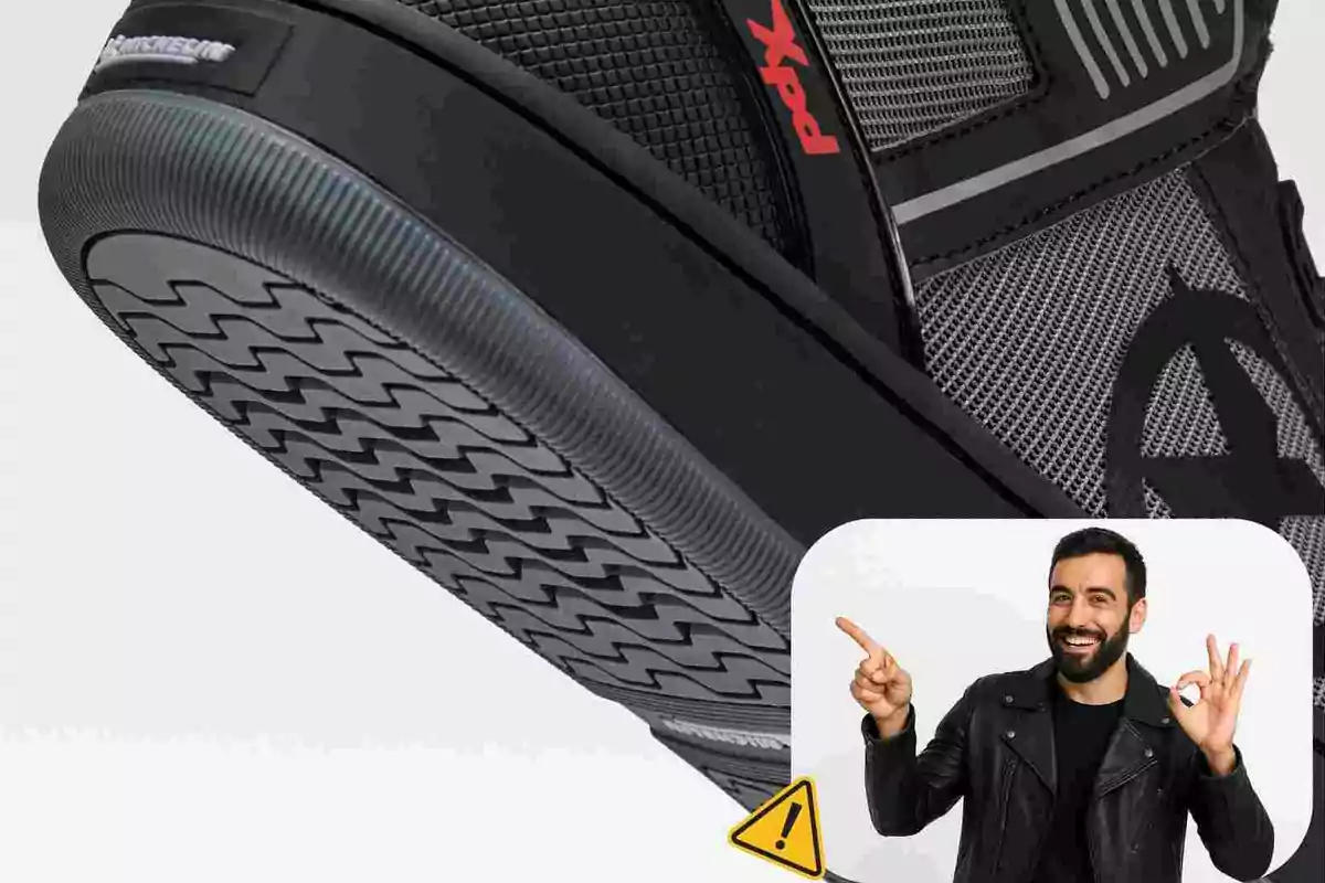 Suela de calzado técnico de moto XPD en primer plano con un hombre sonriente señalando y haciendo un gesto de aprobación en la esquina inferior derecha