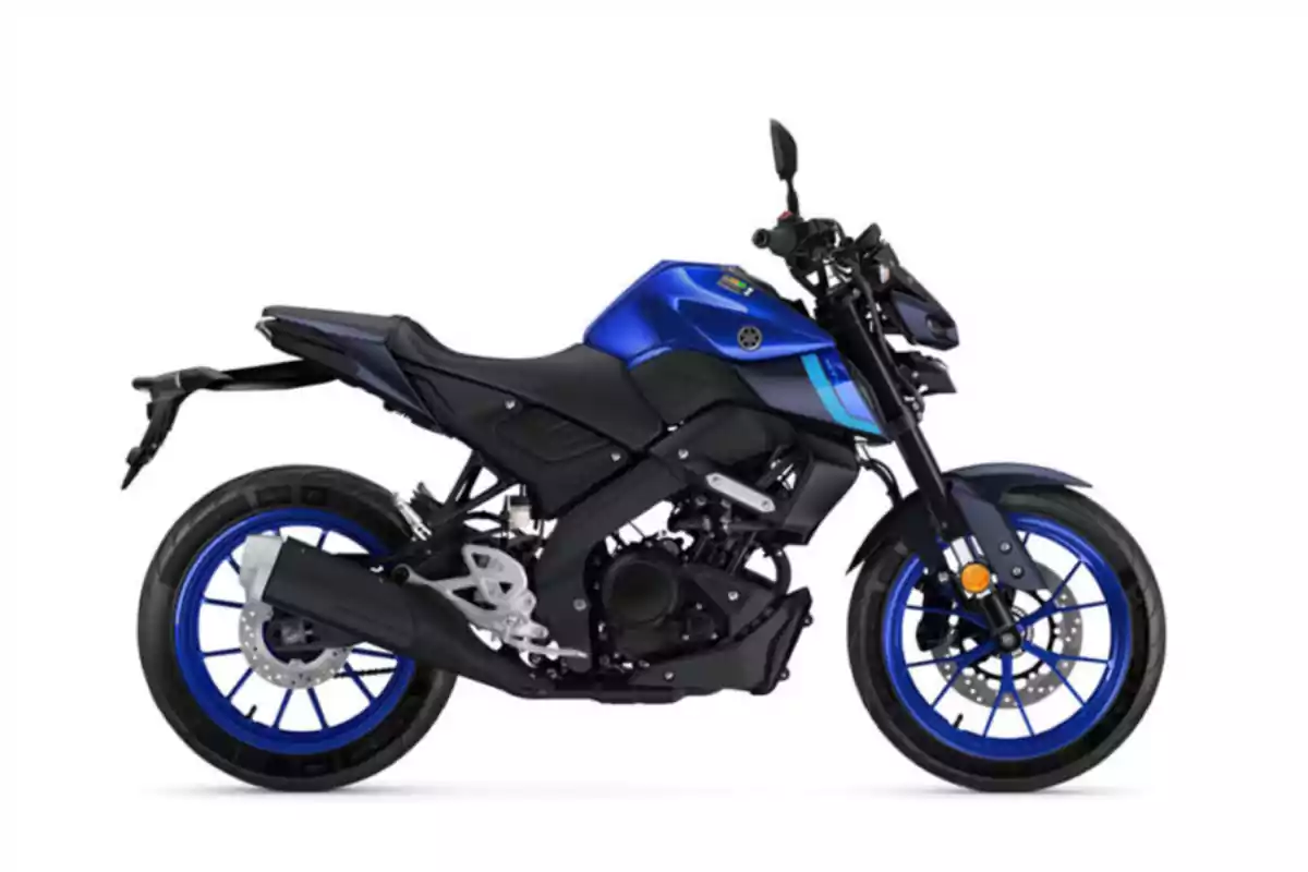Motocicleta deportiva de color azul con detalles en negro y rines azules sobre fondo blanco