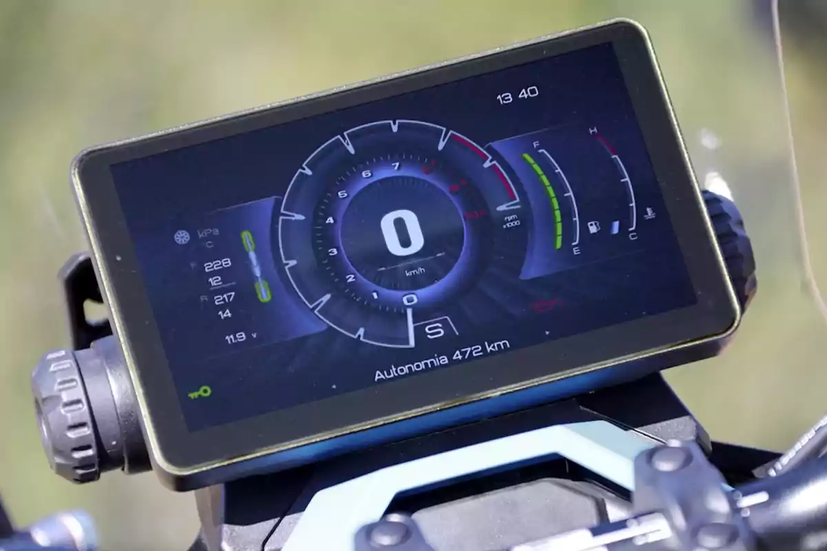 Pantalla digital de motocicleta mostrando velocímetro, nivel de combustible, presión de llantas, autonomía y otros indicadores de información del vehículo Pantalla digital de motocicleta mostrando velocímetro, nivel de combustible, presión de llantas, autonomía y otros indicadores de información del vehículo