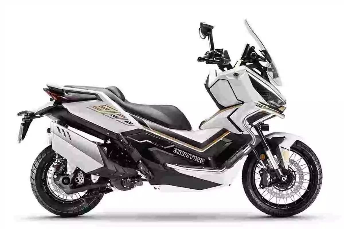 Motocicleta tipus scooter de color blanc amb detalls en negre i daurat vista de perfil sobre fons blanc Motocicleta tipus scooter de color blanc amb detalls en negre i daurat vista de perfil sobre fons blanc