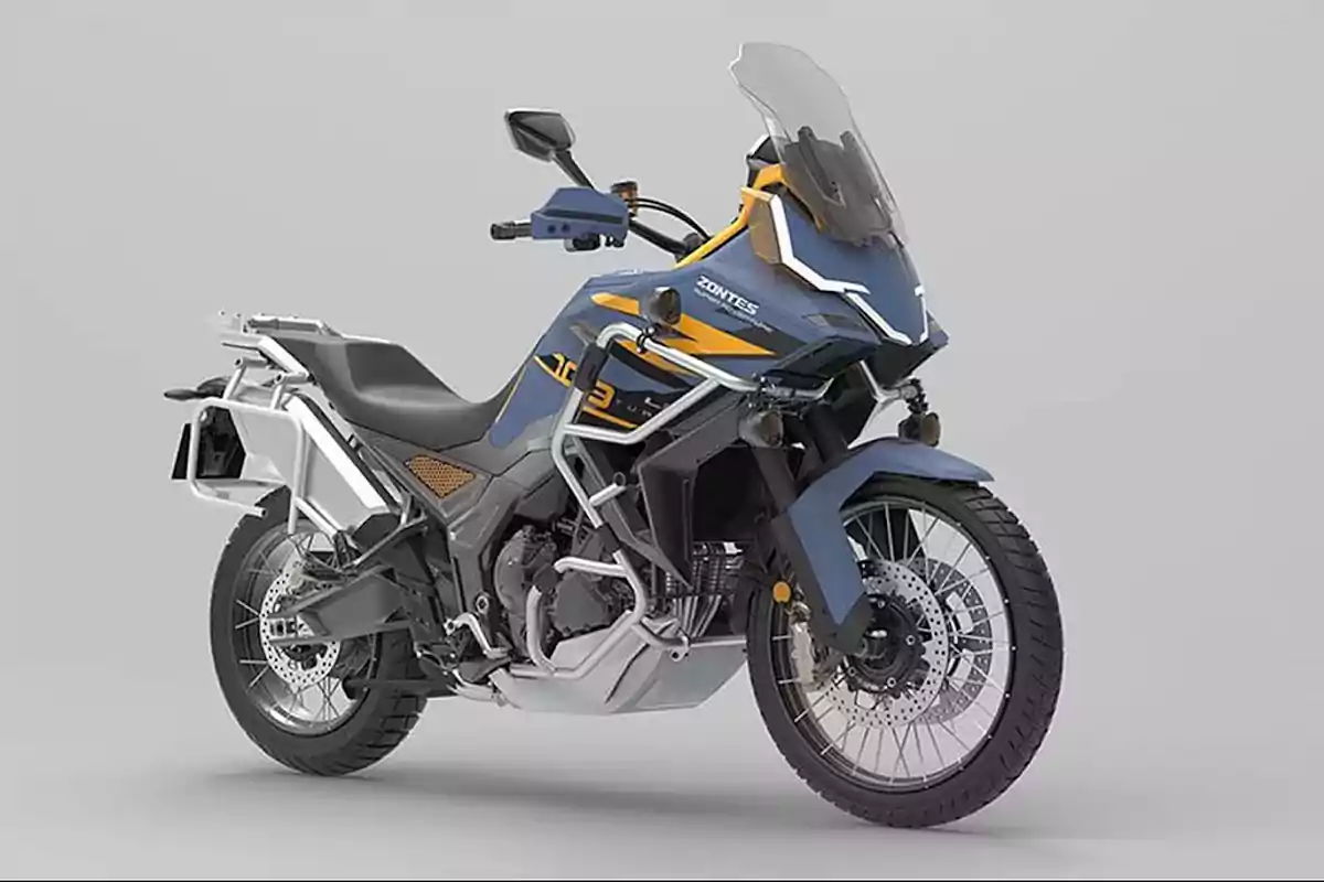 Motocicleta tipo adventure de color azul con detalles en amarillo y gris equipada con parabrisas alto y defensas metálicas sobre un fondo gris claro Motocicleta tipo adventure de color azul con detalles en amarillo y gris equipada con parabrisas alto y defensas metálicas sobre un fondo gris claro