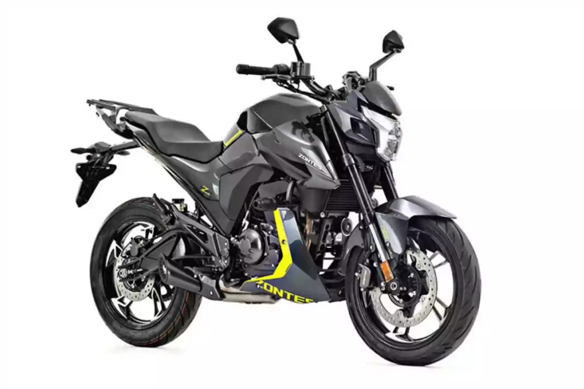 Motocicleta deportiva de color gris con detalles en amarillo sobre un fondo blanco