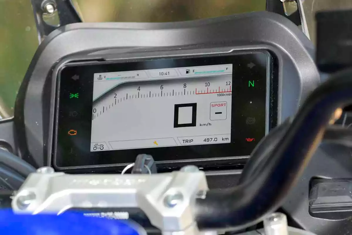Tauler digital de motocicleta mostrant velocímetre, tacòmetre, indicador de mode esport, nivell de combustible i recorregut total de 497 quilòmetres Tauler digital de motocicleta mostrant velocímetre, tacòmetre, indicador de mode esport, nivell de combustible i recorregut total de 497 quilòmetres