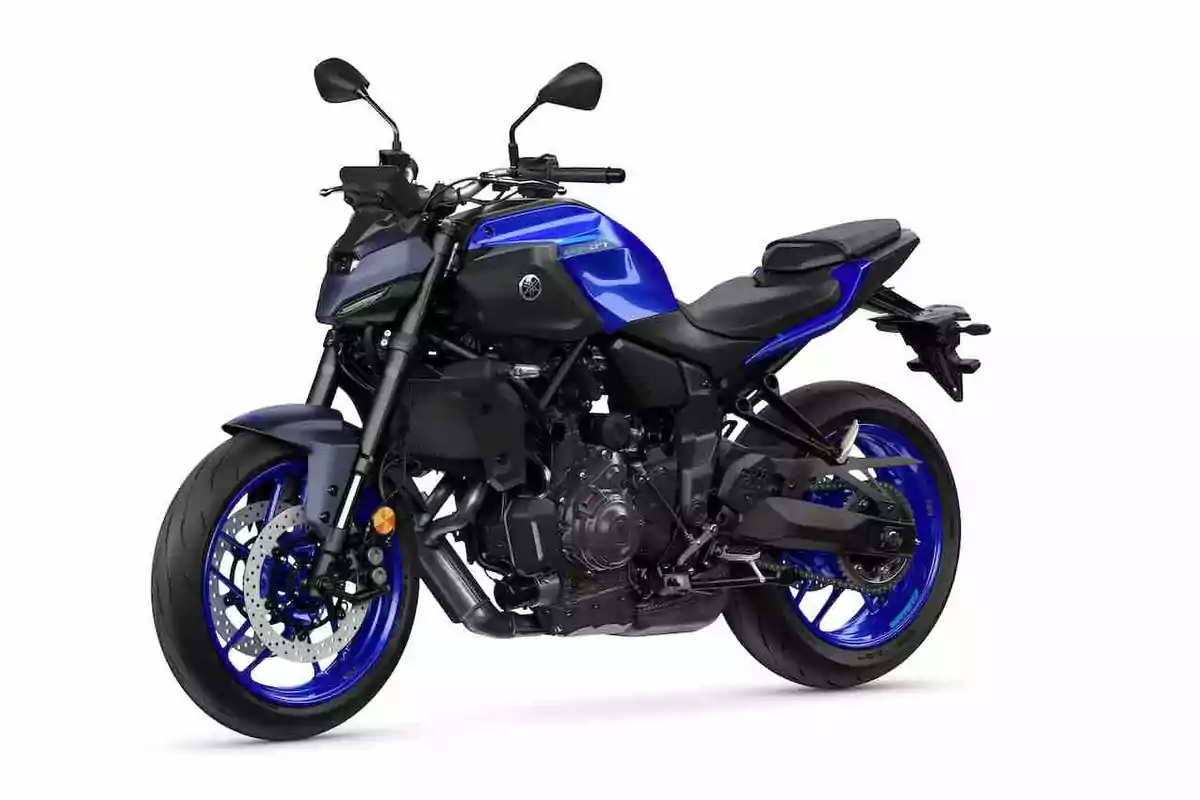 Motocicleta deportiva de color azul y negro vista de lado sobre un fondo blanco Motocicleta deportiva de color azul y negro vista de lado sobre un fondo blanco