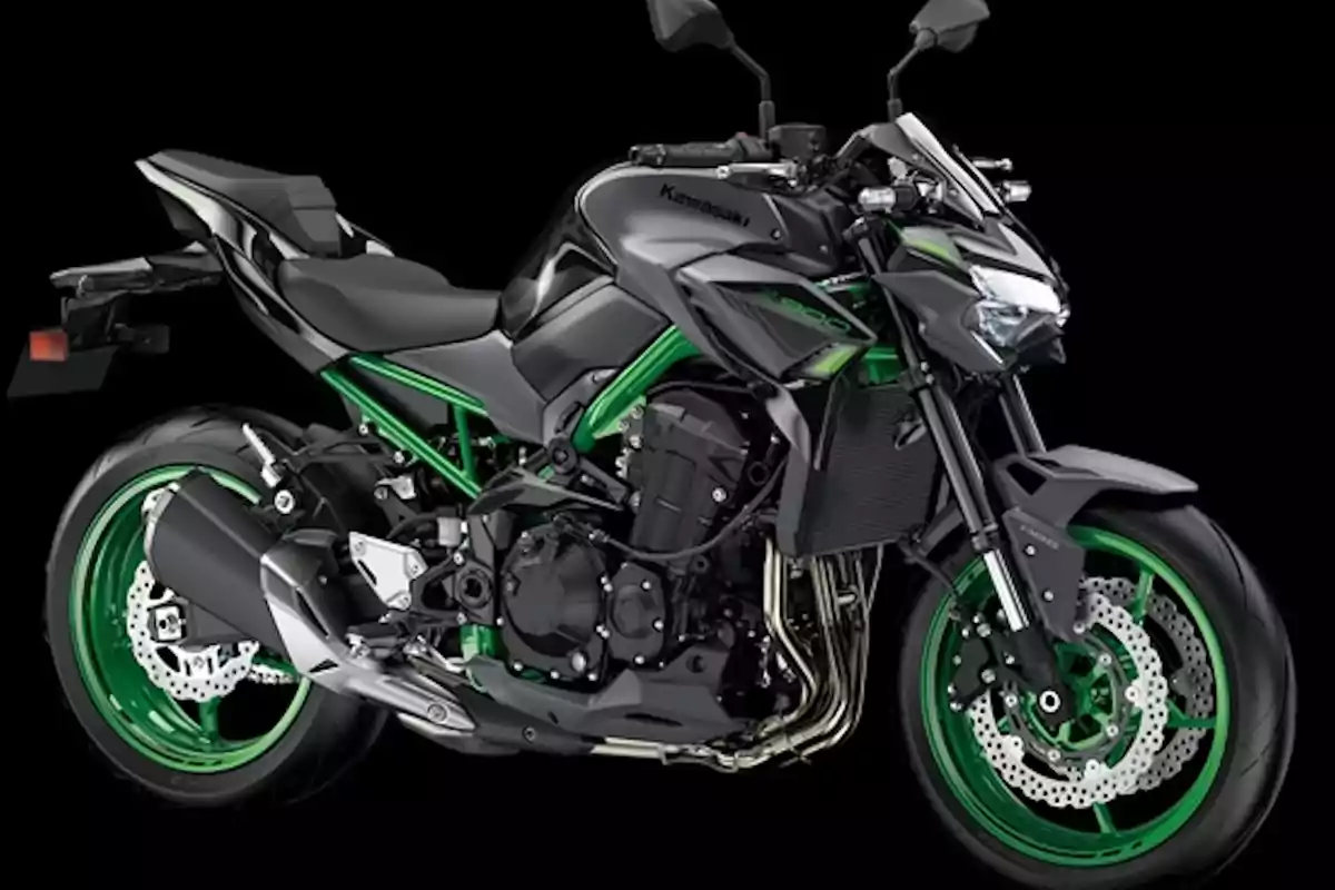 Motocicleta deportiva de color negro con detalles y rines verdes sobre un fondo negro Motocicleta deportiva de color negro con detalles y rines verdes sobre un fondo negro
