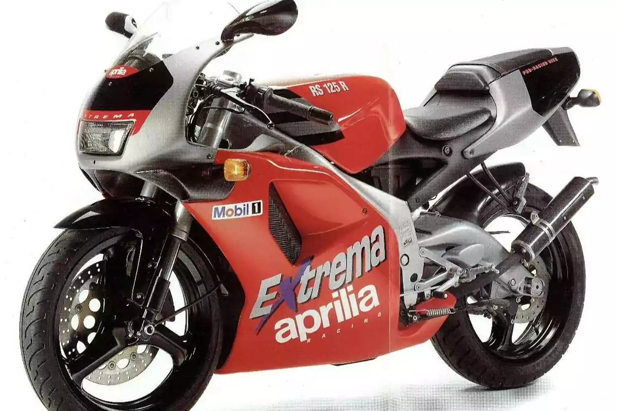 Motocicleta deportiva Aprilia RS 125 R Extrema en color rojo con detalles en negro y gris, vista lateral sobre fondo blanco Motocicleta deportiva Aprilia RS 125 R Extrema en color rojo con detalles en negro y gris, vista lateral sobre fondo blanco