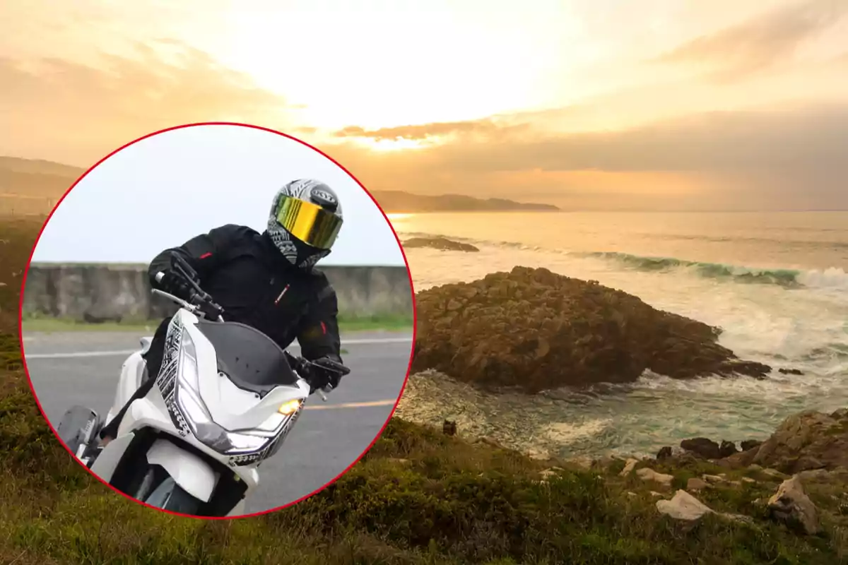 Persona con casco y visor dorado conduciendo una motocicleta blanca en primer plano dentro de un círculo sobre una imagen de fondo de un paisaje costero al atardecer con olas rompiendo en las rocas Persona con casco y visor dorado conduciendo una motocicleta blanca en primer plano dentro de un círculo sobre una imagen de fondo de un paisaje costero al atardecer con olas rompiendo en las rocas