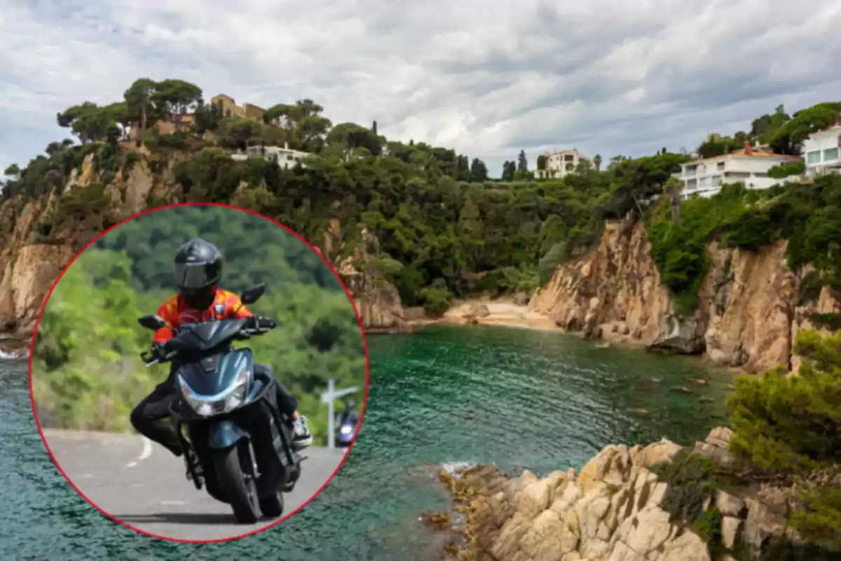 Persona conduciendo una motocicleta con casco y chaqueta roja sobre una carretera, sobrepuesta en un círculo frente a un paisaje costero con acantilados, vegetación y casas junto al mar
